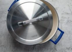 Saveur Selects Braadpan Voyage - Classic Blue - ø 25 Cm / 4.7 Liter - Geëmailleerde Anti-aanbaklaag -Keukengerei Winkel 1 3 7 scaled 1