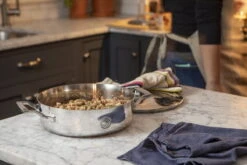 Saveur Selects Hapjespan Voyage - TriPly RVS - ø 25 Cm - Zonder Anti-aanbaklaag -Keukengerei Winkel 1200x759 1