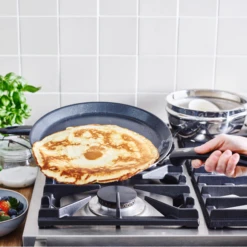 GreenPan Pannenkoekenpan Essentials - Zwart - ø 24 Cm - Keramische Anti-aanbaklaag -Keukengerei Winkel 667b28b228ec1bc1005fc3d1a08875dcfcdbfa72 GP ESS BA Bd Pancakepan Large NS Lifestyle a 1