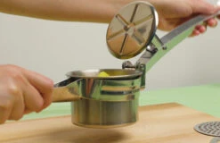 Sareva Pureeknijper / Aardappelpers - RVS - ø 10 Cm -Keukengerei Winkel 8720364454593 1