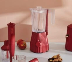 Alessi Blender Plissé - 5 Snelheden + Turbostand - Rood - Michele De Lucchi - 1.5 Liter - MDL09 R 10 Alessi Blender Plissé - 5 Snelheden + Turbostand - Rood - Michele De Lucchi - 1.5 Liter - MDL09 R -Keukengerei Winkel Alessi Blender Sfeer1
