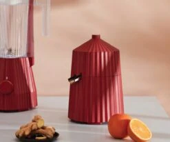 Alessi Citruspers Plissé - Elektrisch - Rood - Michele De Lucchi - MDL07 R -Keukengerei Winkel Alessi Citruspers sfeer1