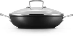 Le Creuset Hapjespan Met Deksel - Les Forgées TNS - ø 26 Cm / 2.7 Liter - Standaard Anti-aanbaklaag -Keukengerei Winkel LC 20190624 ZS PS FS 51107260010502 003