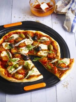 Le Creuset Pizzaplaat Patiliss - ø 33 Cm -Keukengerei Winkel Le Creuset Pizzaplaat Sfeer2