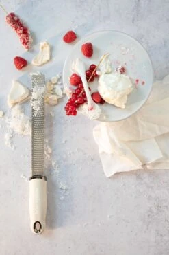 Microplane Rasp Premium Classic - Fijn - Cashmere Beige -Keukengerei Winkel Microplane Premium Classic 46323 Zester Cashmere Beige Pavlova 2