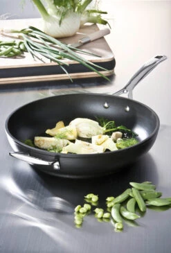 Le Creuset Sauteerpan Les Forgées TNS - ø 28 Cm / 3.2 Liter - Standaard Anti-aanbaklaag -Keukengerei Winkel le creuset sauteerpan 28cm eten 1