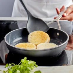 Demeyere Koekenpannen Alu Pro 5 - Ceraforce - ø 24 + 28 Cm - Keramische Anti-aanbaklaag -Keukengerei Winkel pdp masonry content demeyere alu pro cera 5 pan soft utensils 750x750