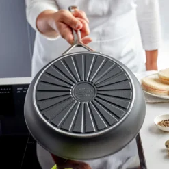 Demeyere Hapjespan Alu Pro 5 - Duraslide Titanium - ø 24 Cm / 3.2 Liter - Standaard Anti-aanbaklaag -Keukengerei Winkel pdp masonry content demeyere radiant 750x750