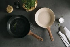 Sambonet Wokpan Rock 'n' Rose - Creme - ø 28 Cm - Standaard Anti-aanbaklaag -Keukengerei Winkel sambonet pannen rock n rose sfeer2 2