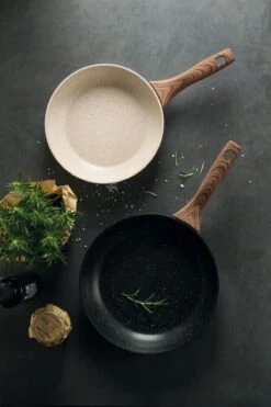 Sambonet Wokpan Rock 'n' Rose - Creme - ø 28 Cm - Standaard Anti-aanbaklaag -Keukengerei Winkel sambonet pannen rock n rose sfeer3 1