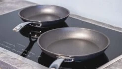 Le Creuset Koekenpannenset Les Forgées TNS - ø 24 En 28 Cm - Standaard Anti-aanbaklaag -Keukengerei Winkel sfeer 1 2