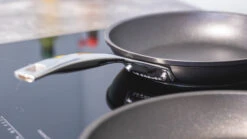 Le Creuset Koekenpannenset Les Forgées TNS - ø 24 En 28 Cm - Standaard Anti-aanbaklaag -Keukengerei Winkel sfeer 2 7